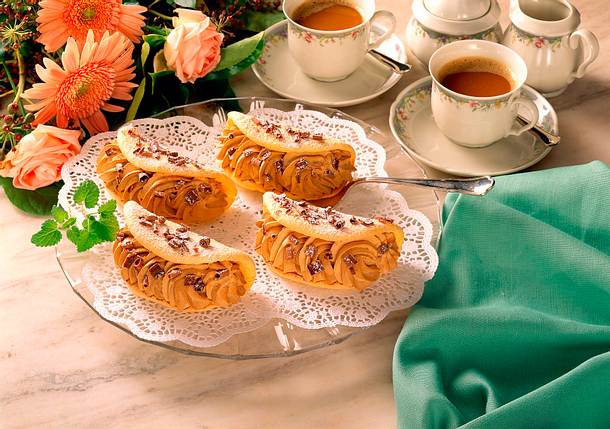 Biskuitomeletts mit Mokkasahne Rezept Biskuitomeletts mit Mokkasahne Rezept