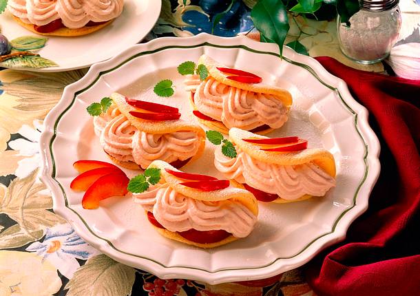 Biskuitomeletts mit Quark- Pflaumenfüllung Rezept Biskuitomeletts mit Quark- Pflaumenfüllung Rezept