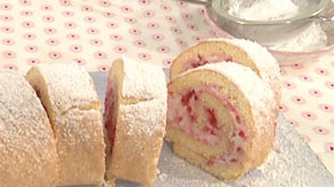 Biskuitrolle mit Himbeercreme