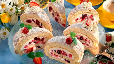 Biskuitrolle mit Beeren-Sahne Rezept - Foto: LECKER @ Bauer Media Group