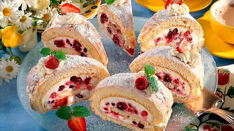 Biskuitrolle mit Beeren-Sahne Rezept - Foto: Först, Thomas