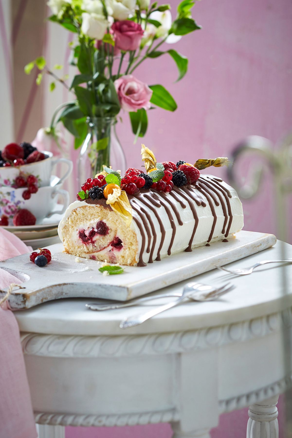 Biskuitrolle mit Früchten Rezept