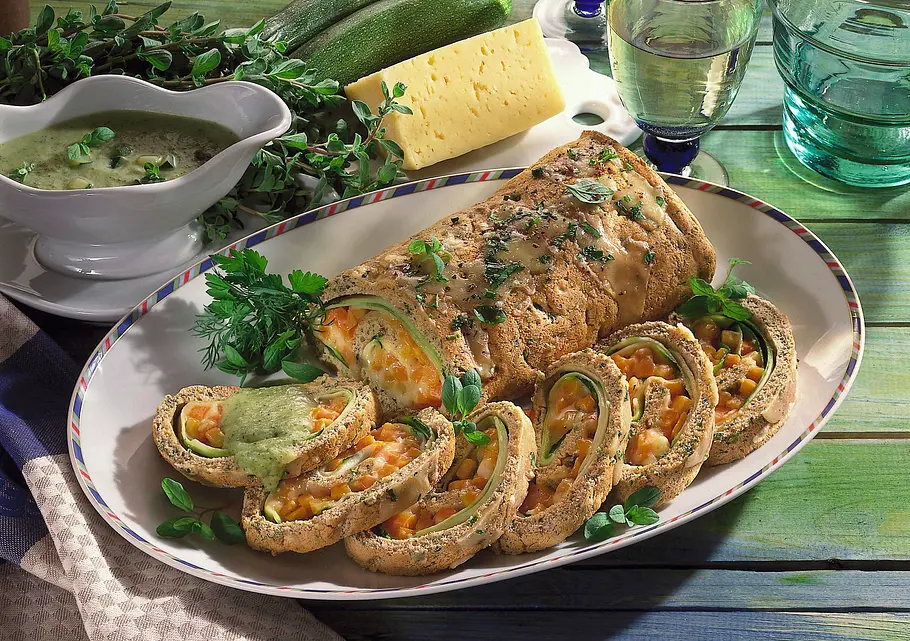Biskuitrolle mit Gemüse-Käsefüllung Rezept