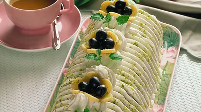 Biskuitrolle mit Heidelbeeren Rezept - Foto: LECKER @ Bauer Media Group