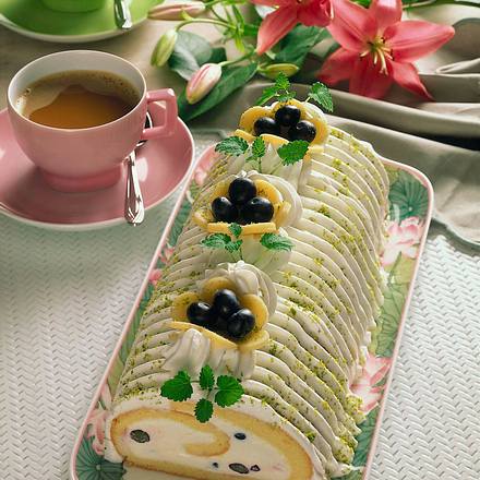 Biskuitrolle mit Heidelbeeren Rezept