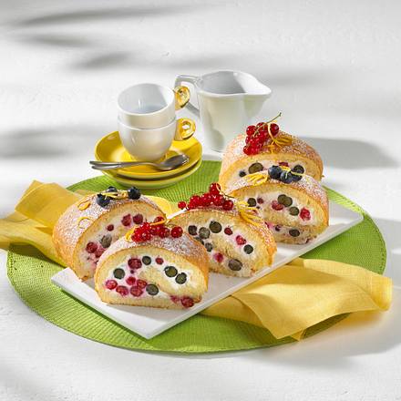 Biskuitrolle mit Heidelbeeren und Johannisbeeren Rezept Biskuitrolle mit Heidelbeeren und Johannisbeeren Rezept