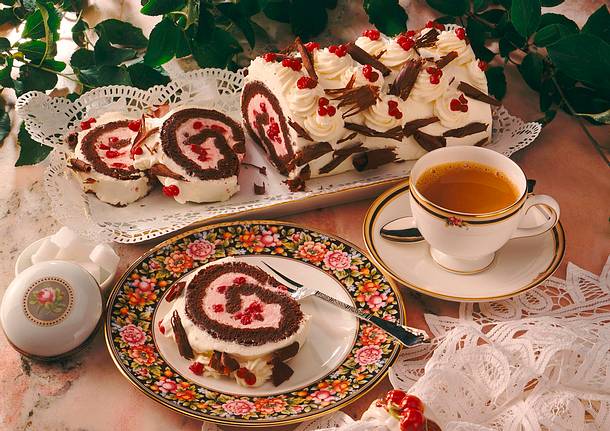 Biskuitrolle mit Preiselbeeren Rezept Biskuitrolle mit Preiselbeeren Rezept