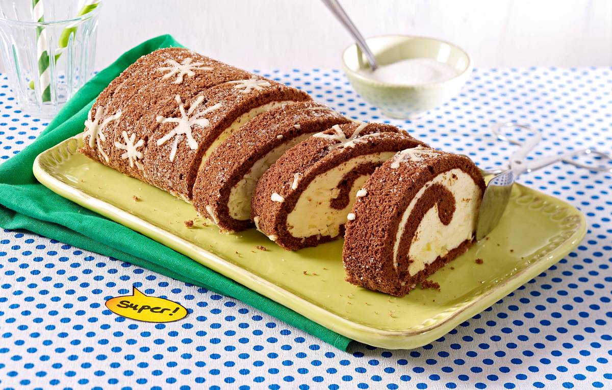 Biskuitrolle mit Schneeflocken Rezept