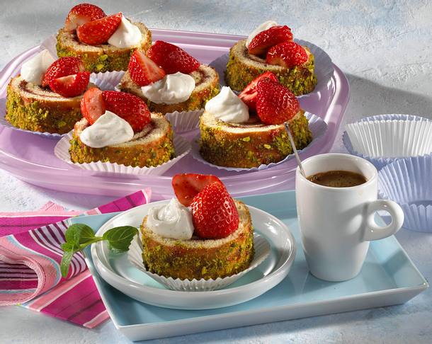 Biskuitrollen-Scheiben mit Vanillecreme und Erdbeeren Rezept