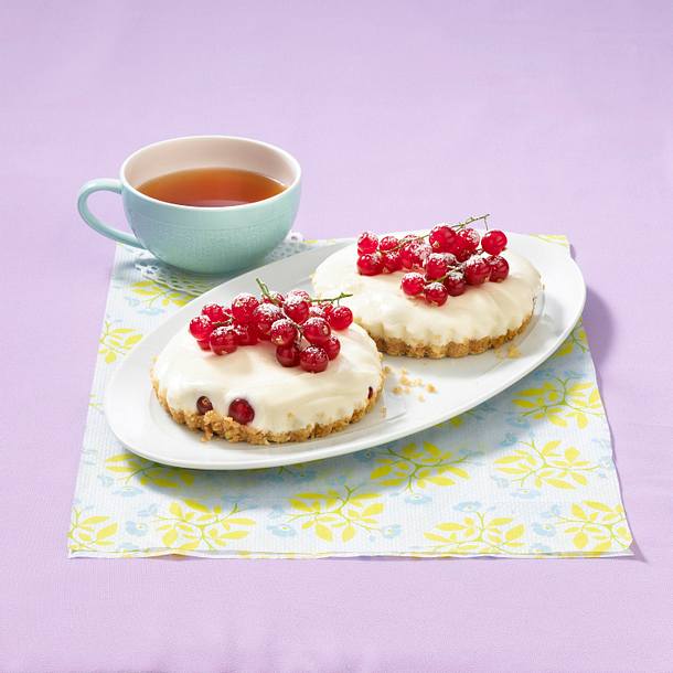 Bitterlemon-Tarteletts mit Johannisbeeren Rezept