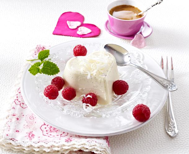 Bittermandel-Panna Cotta mit Himbeeren Rezept