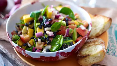 Black eyed Peas auf Avocado-Mango-Salat Rezept - Foto: LECKER @ Bauer Media Group
