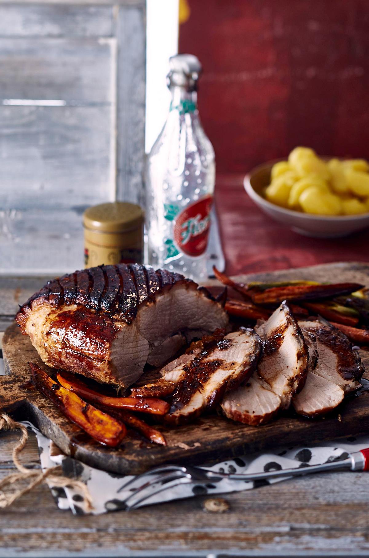 Blackened Schweinebraten mit Möhren Rezept