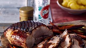 Blackened Schweinebraten mit Möhren Rezept - Foto: House of Food / Bauer Food Experts KG