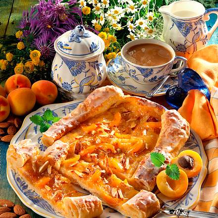 Blätterteig-Aprikosen-Streifen Rezept Blätterteig-Aprikosen-Streifen Rezept