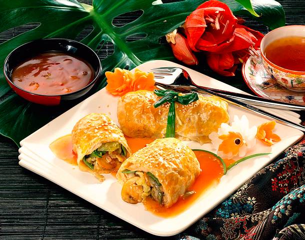 Blätterteig-Gemüserollen mit asiatischer Soße Rezept Blätterteig-Gemüserollen mit asiatischer Soße Rezept