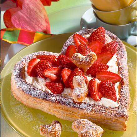 Blätterteig-Herz mit Mascarpone und Erdbeeren Rezept
