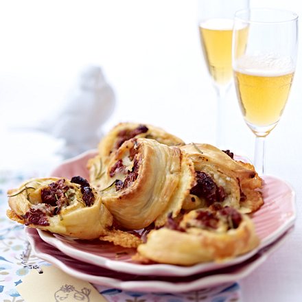 Blätterteig-Käse-Schnecken mit Tomaten Rezept