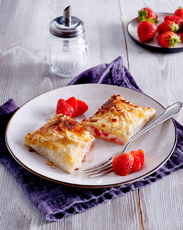 Mandel-Blätterteig mit Erdbeer-Quark-Füllung Rezept | LECKER