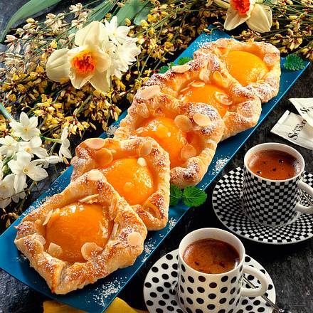 Blätterteig mit gefüllten Pfirsichhälften Rezept Blätterteig mit gefüllten Pfirsichhälften Rezept