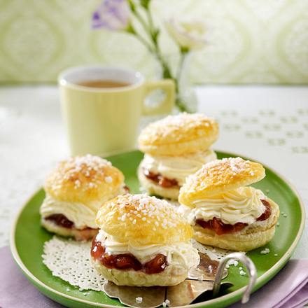 Blätterteig-Schnitten mit Pflaumenkompott und Zimt-Mascarponecreme Rezept Blätterteig-Schnitten mit Pflaumenkompott und Zimt-Mascarponecreme Rezept