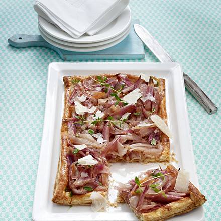 Blätterteig-Tarte mit karamellisieren Schalotten Rezept Blätterteig-Tarte mit karamellisieren Schalotten Rezept