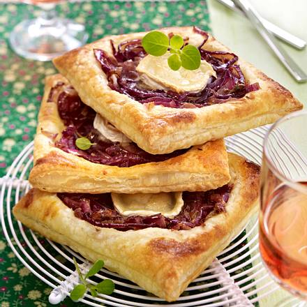 Blätterteig-Tartes mit roten Zwiebeln und Ziegenkäse Rezept Blätterteig-Tartes mit roten Zwiebeln und Ziegenkäse Rezept