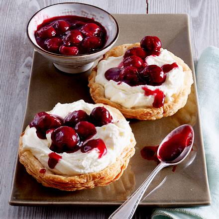 Blätterteig Törtchen mit Mascarponecreme und Kirsch-Kompott Rezept Blätterteig Törtchen mit Mascarponecreme und Kirsch-Kompott Rezept