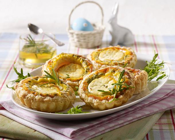 Blätterteigkörbchen mit Ziegenkäsetalern in Kräutereiermilch und Rauke Rezept Blätterteigkörbchen mit Ziegenkäsetalern in Kräutereiermilch und Rauke Rezept