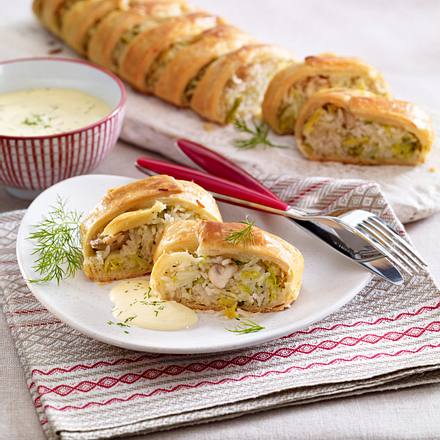 Blätterteigrolle mit Reis-Spitzkohlfüllung und Sauce Hollandaise Rezept Blätterteigrolle mit Reis-Spitzkohlfüllung und Sauce Hollandaise Rezept