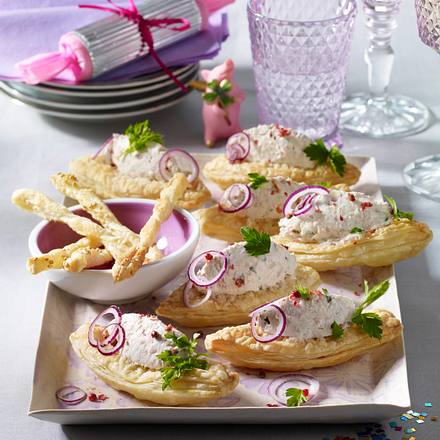Blätterteigschiffchen mit Käsecreme Rezept Blätterteigschiffchen mit Käsecreme Rezept