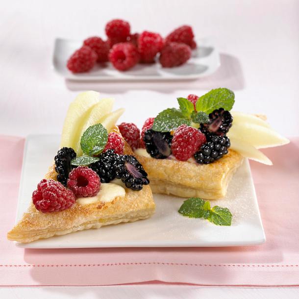 Blätterteigschnitten mit bunten Früchten und Quarkcreme (Dreiecke) Rezept Blätterteigschnitten mit bunten Früchten und Quarkcreme (Dreiecke) Rezept
