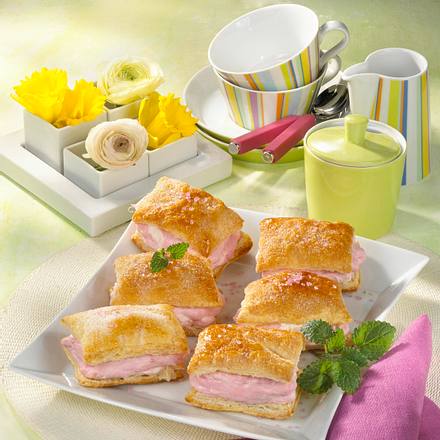 Blätterteigschnitten mit Rhabarber Rezept Blätterteigschnitten mit Rhabarber Rezept