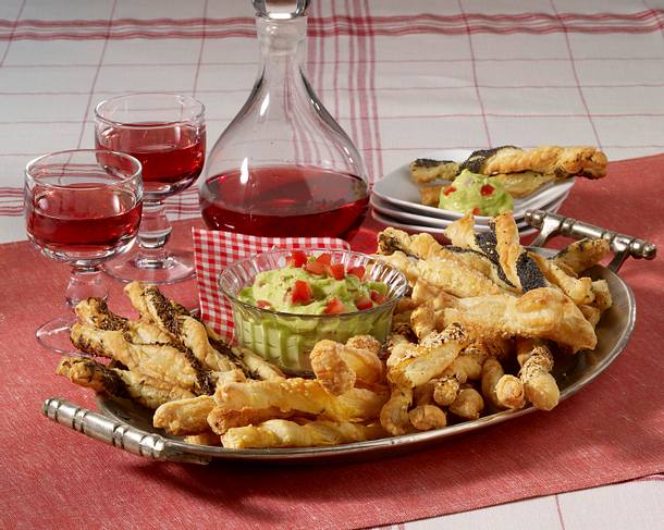 Blätterteigstangen mit Dip Rezept Blätterteigstangen mit Dip Rezept