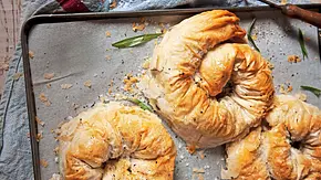 Blätterteig-Strudel mit Hähnchen und Feta Rezept - Foto: LECKER @ Bauer Media Group Blätterteig-Strudel mit Hähnchen und Feta Rezept - Foto: LECKER @ Bauer Media Group