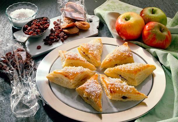 Blätterteigtaschen mit Rum-Rosinen Rezept Blätterteigtaschen mit Rum-Rosinen Rezept