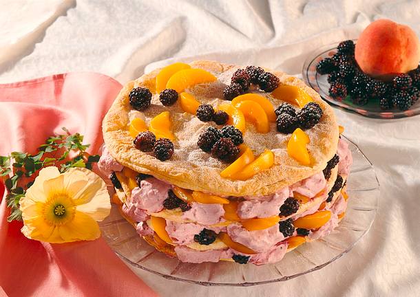Blätterteigturm mit Brombeersahne-Pfirsichfüllung Rezept Blätterteigturm mit Brombeersahne-Pfirsichfüllung Rezept