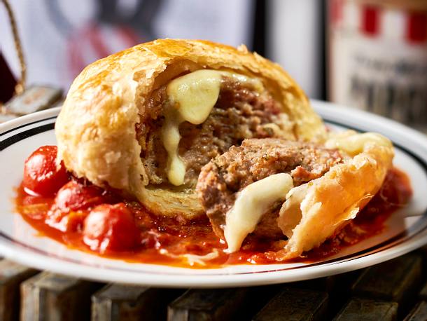 Blätterteig-Hackbällchen mit Tomatensoße Rezept