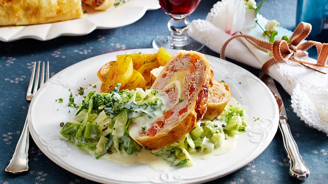 Blätterteig-Hackrolle auf Rahmwirsing zu Röstkartoffeln Rezept - Foto: LECKER @ Bauer Media Group Blätterteig-Hackrolle auf Rahmwirsing zu Röstkartoffeln Rezept - Foto: LECKER @ Bauer Media Group