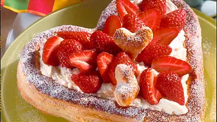 Blätterteig-Herz mit Mascarpone und Erdbeeren Rezept - Foto: LECKER @ Bauer Media Group Blätterteig-Herz mit Mascarpone und Erdbeeren Rezept - Foto: LECKER @ Bauer Media Group