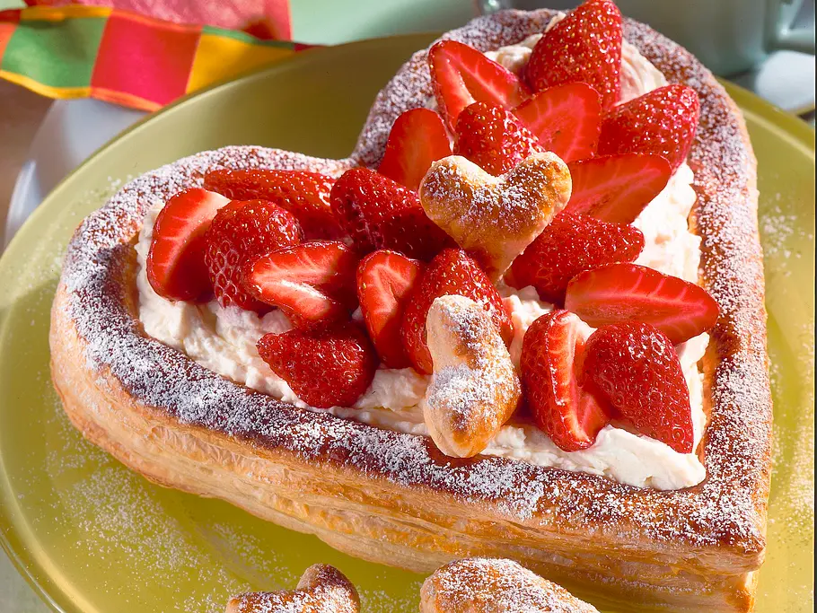 Blätterteig-Herz mit Mascarpone und Erdbeeren Rezept Blätterteig-Herz mit Mascarpone und Erdbeeren Rezept