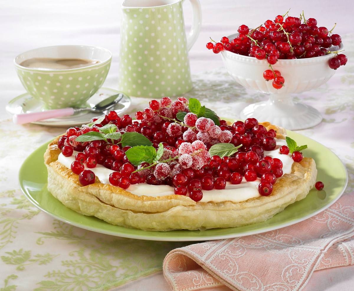 Blätterteig-Johannisbeer-Tarte mit Schmandcreme Rezept