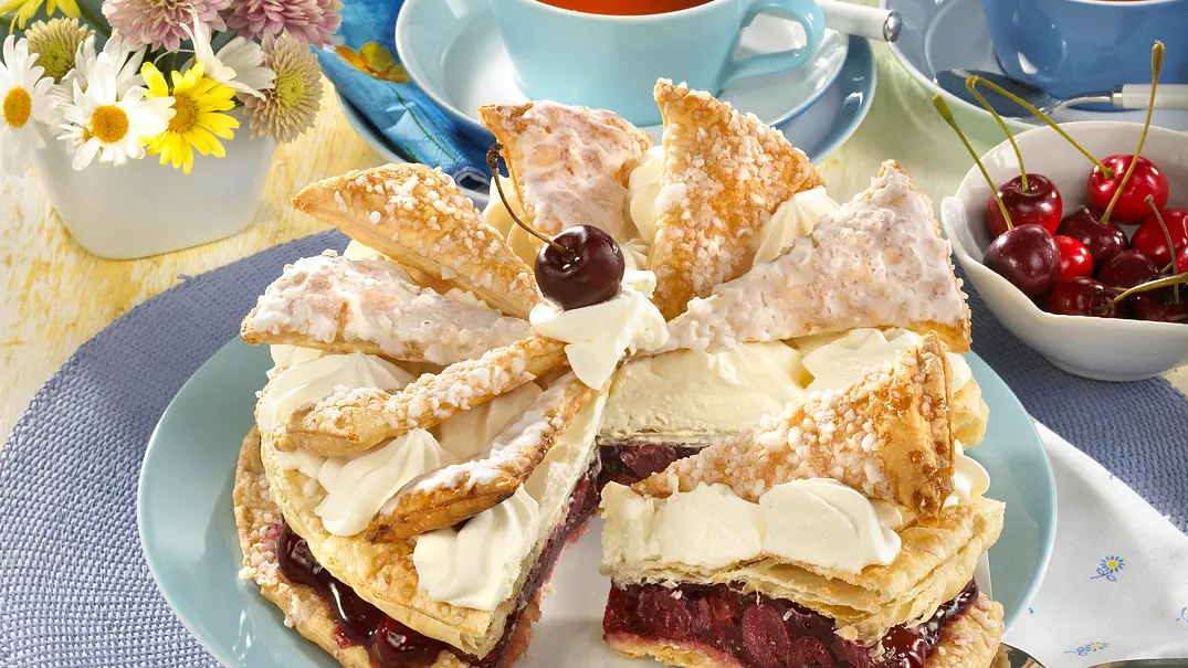 Blätterteig-Kirsch-Torte Rezept - Foto: LECKER @ Bauer Media Group Blätterteig-Kirsch-Torte Rezept - Foto: LECKER @ Bauer Media Group