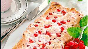 Blätterteig mit Johannisbeer-Baiser Rezept - Foto: House of Food / Bauer Food Experts KG