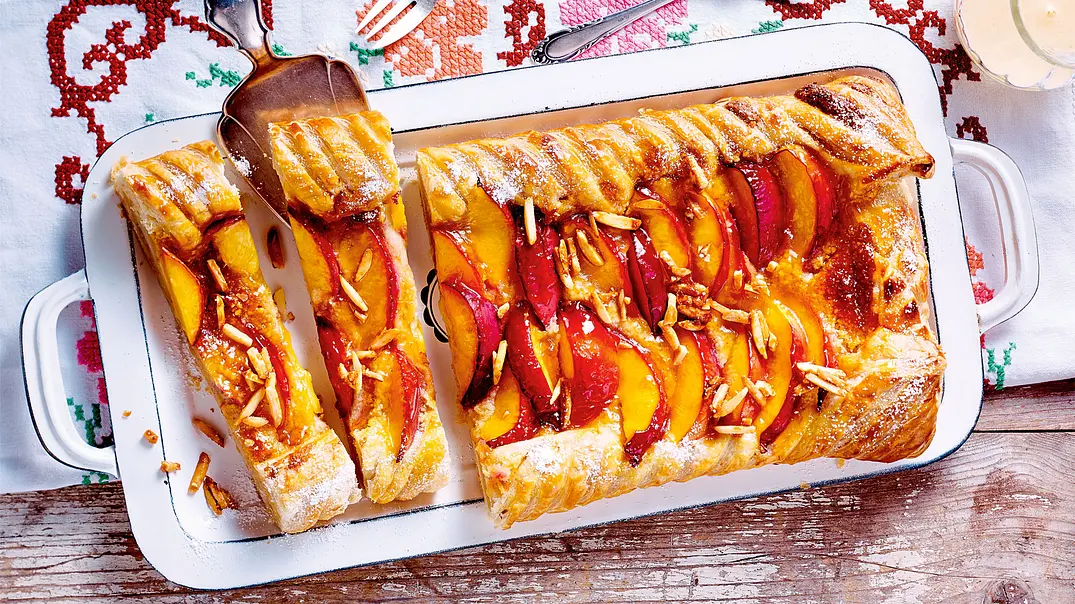 Blätterteig-Nektarinenstreifen mit Mandelkrokant Rezept - Foto: LECKER @ Bauer Media Group Blätterteig-Nektarinenstreifen mit Mandelkrokant Rezept - Foto: LECKER @ Bauer Media Group