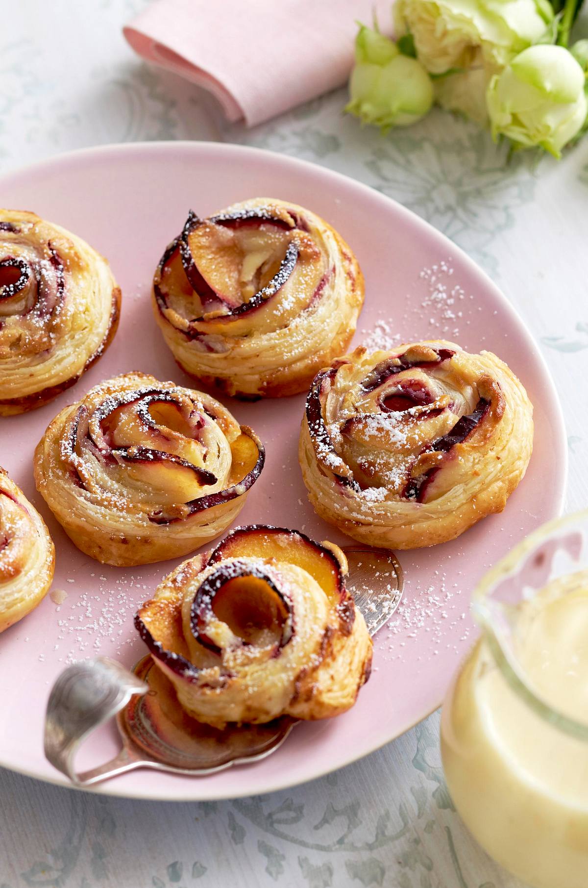 Blätterteig-Pflaumen-Rosen mit Marzipanschmand Rezept