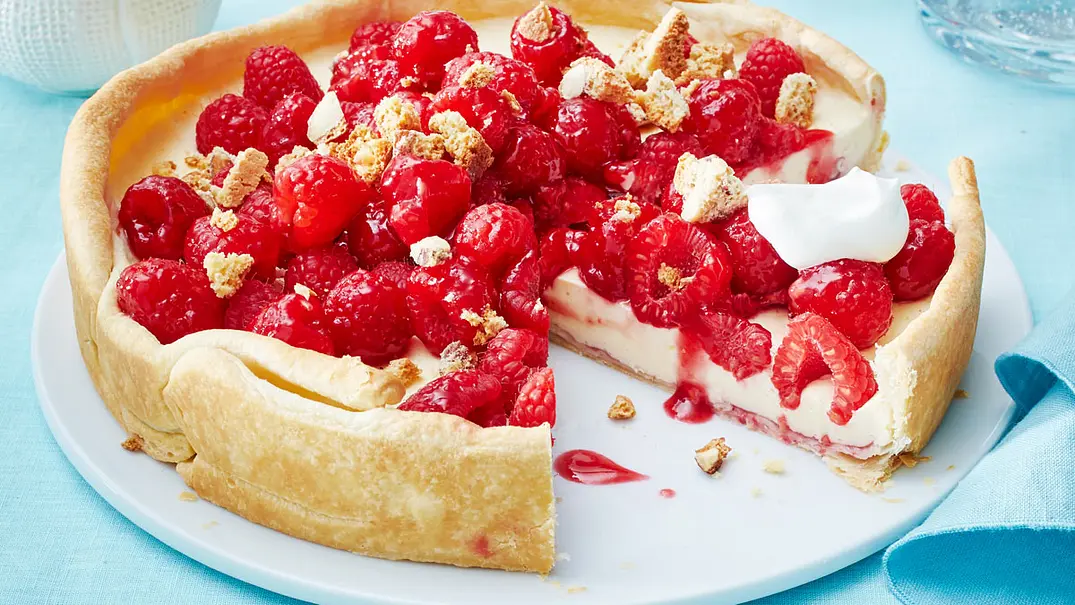 Blätterteig-Puddingkuchen mit Himbeeren Rezept - Foto: LECKER @ Bauer Media Group Blätterteig-Puddingkuchen mit Himbeeren Rezept - Foto: LECKER @ Bauer Media Group