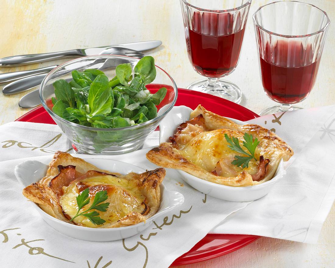 Blätterteig-Quiches mit Schinken, Birne und Raclette-Käse Rezept | LECKER