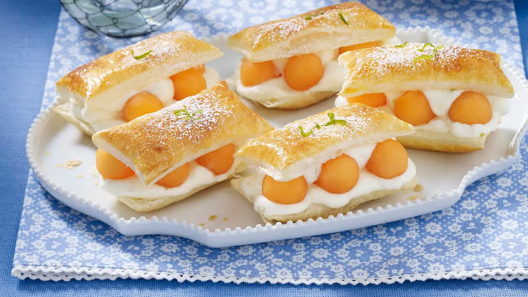 Blätterteig-Schnitten mit Dickmilch-Limetten-Creme Rezept - Foto: Stellmach, Peter Blätterteig-Schnitten mit Dickmilch-Limetten-Creme Rezept - Foto: Stellmach, Peter