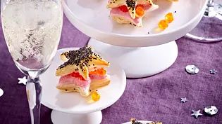 Blätterteig-Sterne mit schwarzem Rettich, Taramas und Lachseiern Rezept - Foto: LECKER @ Bauer Media Group Blätterteig-Sterne mit schwarzem Rettich, Taramas und Lachseiern Rezept - Foto: LECKER @ Bauer Media Group